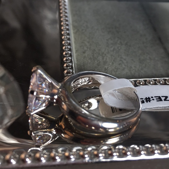 Stunning🎉HP🎉 White 3.5Ct Simulated Diamond Ring Size 6 - Picture 3 of 3